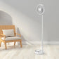 Ventilator alb modern, reglabil, într-o cameră de living