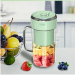 Blender portabil cu baterie reîncărcabilă USB pentru smoothie și sucuri naturale – imaginea prezintă un blender compact, perfect pentru prepararea rapidă a sucurilor și shake-urilor sănătoase.